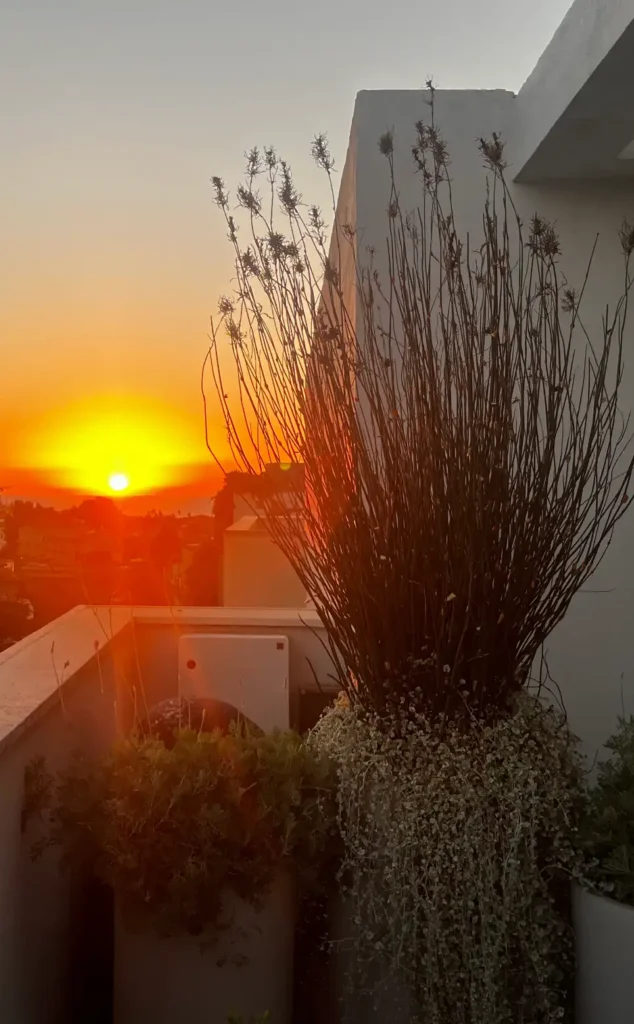 מרפסת מעוצבת עם שקיעה